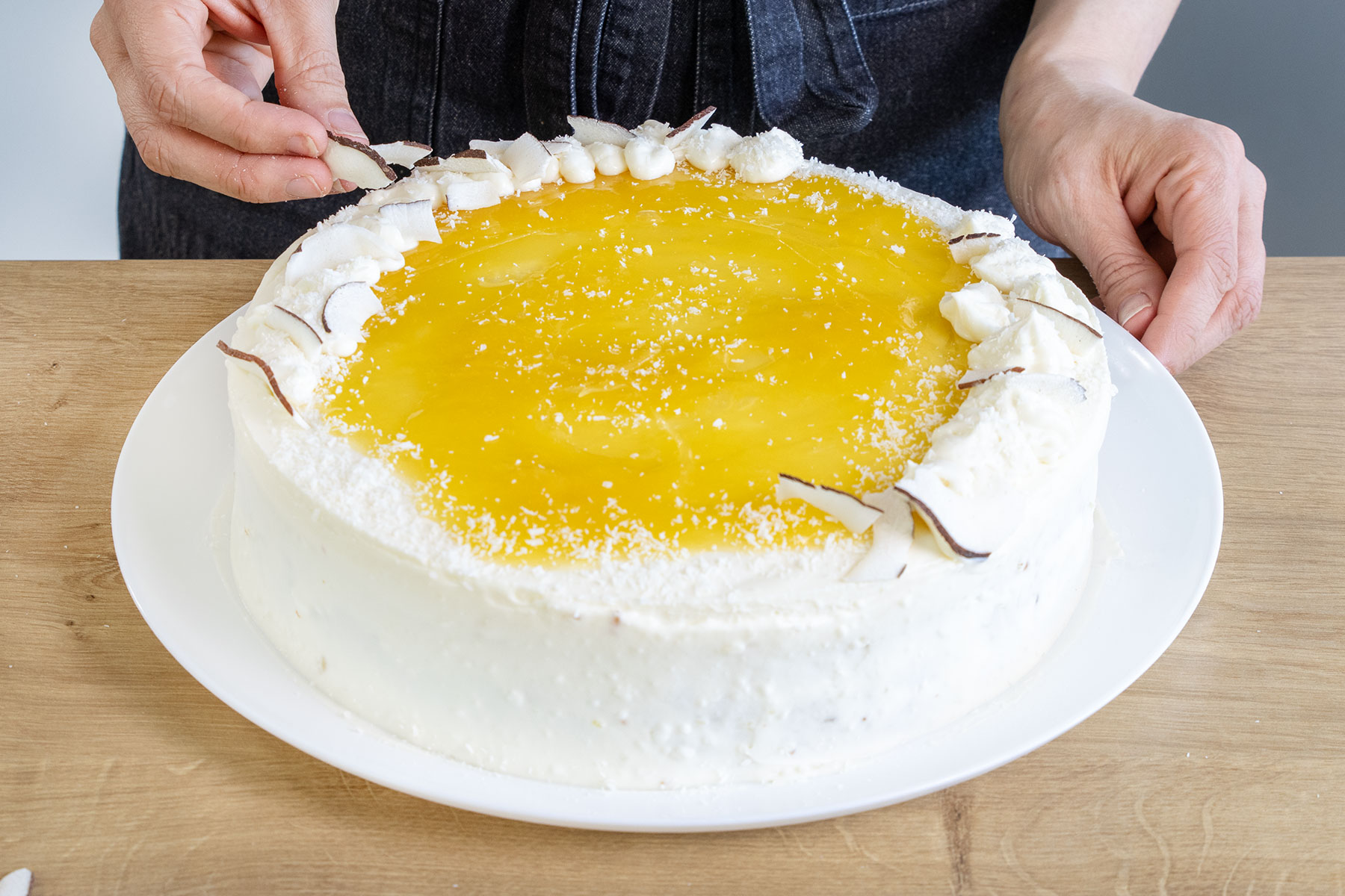 Fruchtige Piña-Colada-Torte dekorieren