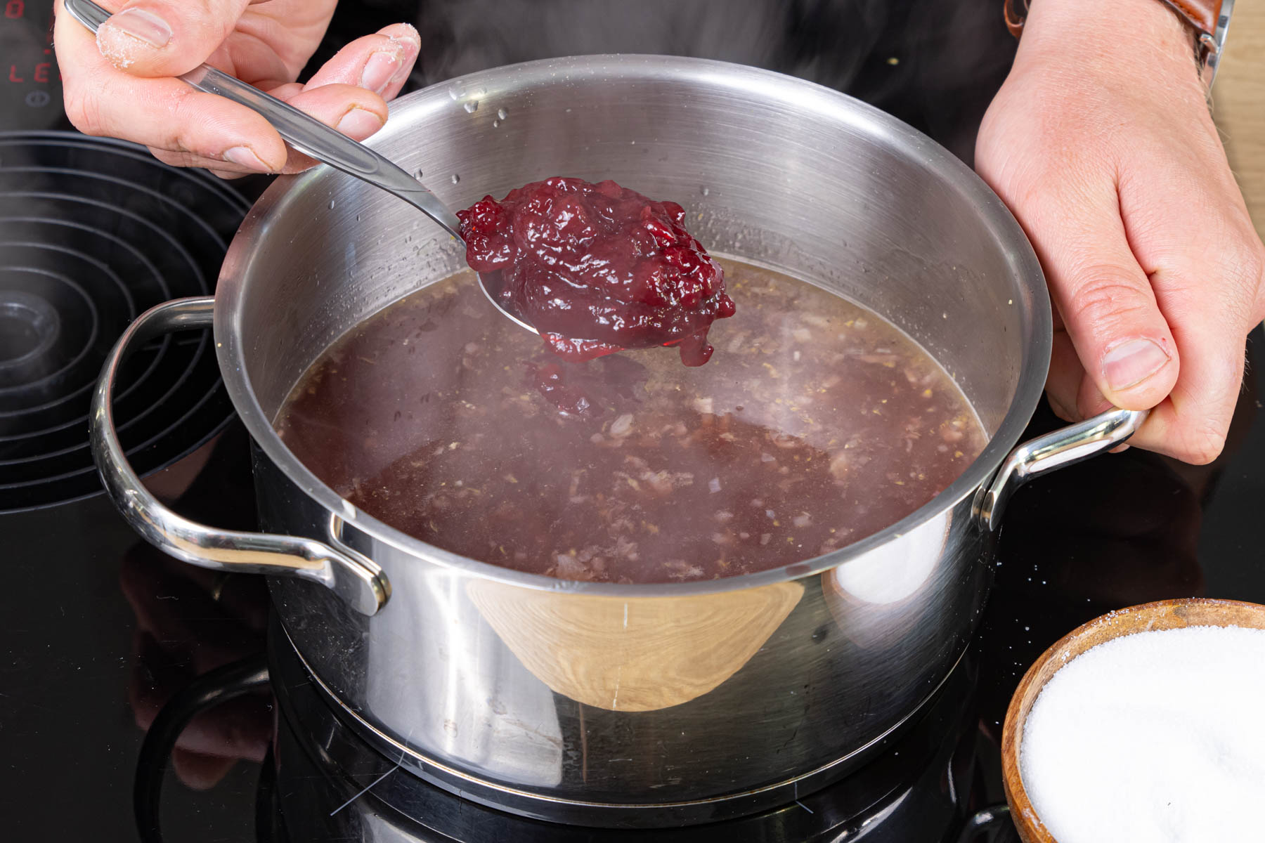 Preiselbeeren in die Soße geben
