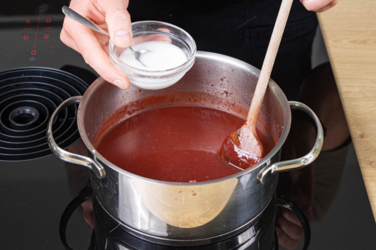 Preiselbeersauce mit gelöster Speisestärke andicken
