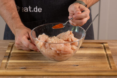 Das Putenfleisch würzen