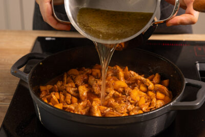 Brühe an das Putengulasch angießen. 