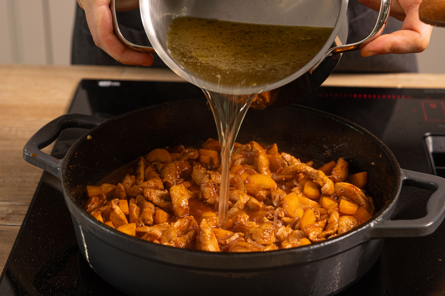 Brühe an das Putengulasch angießen.