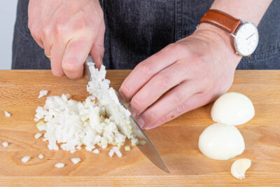 Zwiebeln und Knoblauch fein würfeln