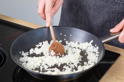 Zwiebel- und Knoblauchwürfel anbraten