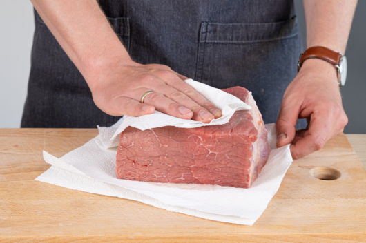 Rinderbraten abtupfen
