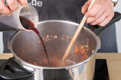 Mit Rotwein ablöschen