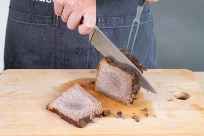 Rinderbraten in Scheiben schneiden