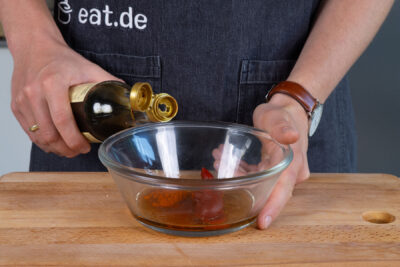 Sojasoße in die Marinade geben.