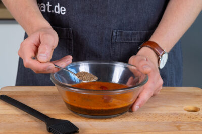 Rauchsalz in die Schüssel zur Marinade geben.