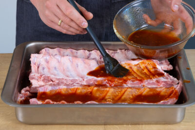 Die Rippchen mit der Marinade einschmieren.