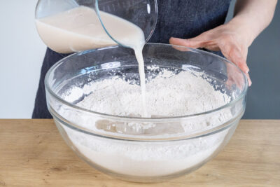 Hefemilch in die Mehlmulde gießen