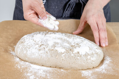 Roggenbrot ohne Sauerteig mit Mehl bestreuen