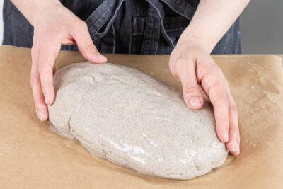 Roggenvollkornbrot mit Sauerteig form und in ein Gärkörbchen oder auf Backpaier legen