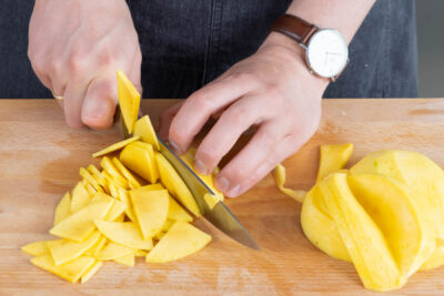 Mango in Scheiben schneiden