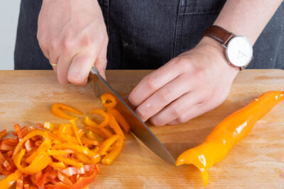 Paprika in Streifen schneiden