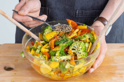 Rohen Brokkoli-Salat marinieren