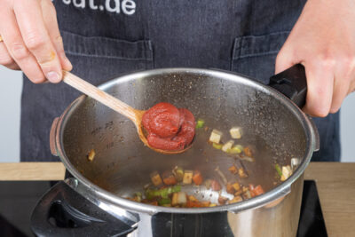 Tomatenmark dazugeben