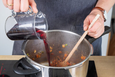 mit Rotwein ablöschen