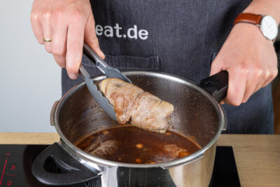 Rouladen in den Schnellkochtopf geben