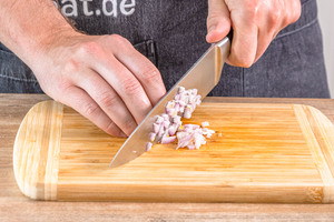 Zwiebel würfeln