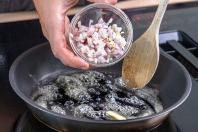 Zwiebelwürfel anbraten