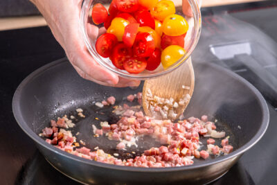 Tomaten in die Pfanne geben