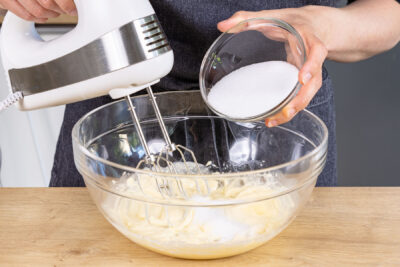 Zucker zu Butter geben