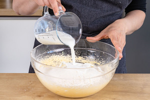 Milch dazugießen