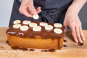 Saftigen Bananenkuchen mit Bananenscheiben dekorieren