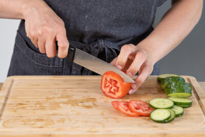 Tomaten in Scheiben schneiden
