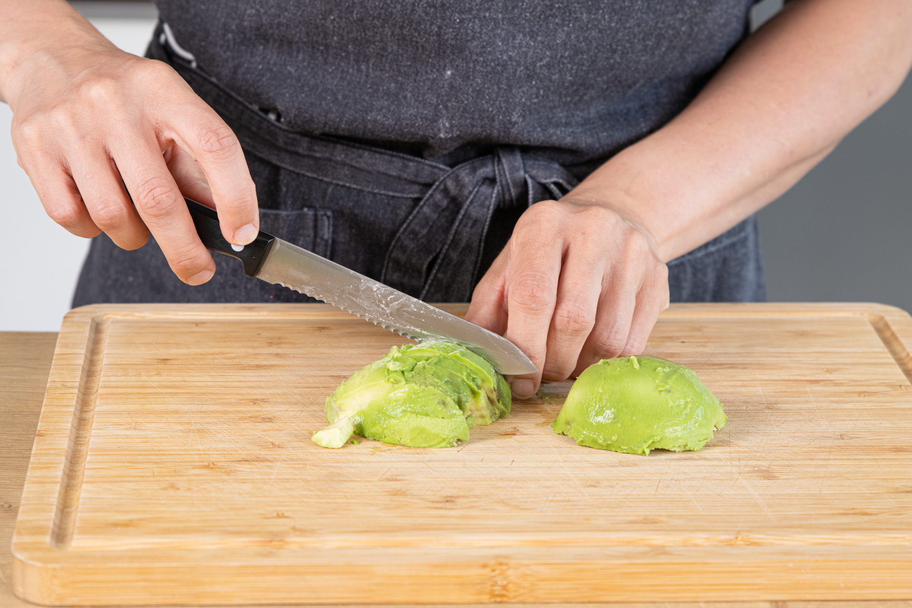 Avocado in Scheiben schneiden