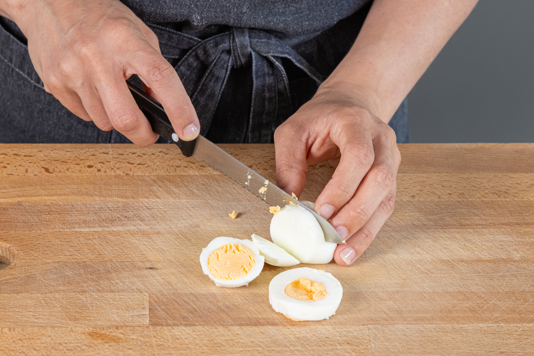 Eier in Scheiben schneiden
