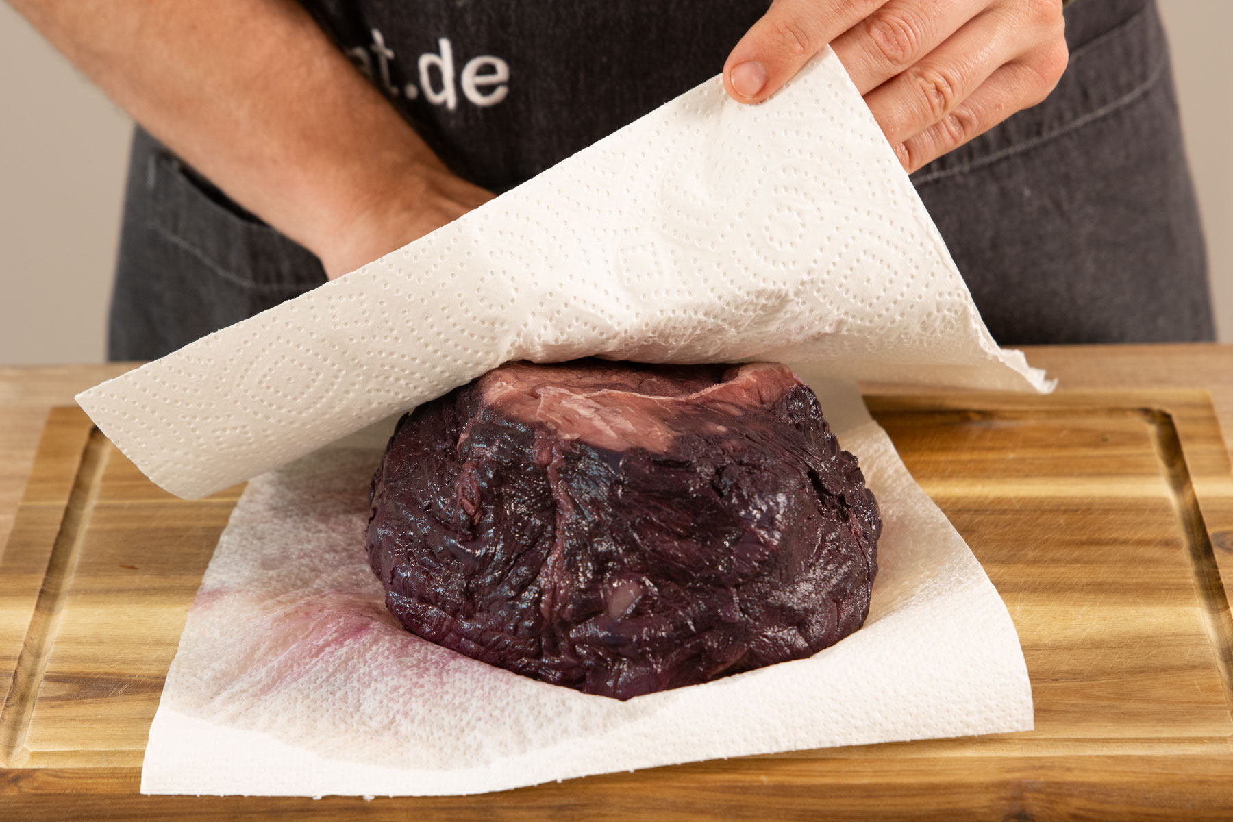 Den Sauerbraten mit Krepp abtupfen.