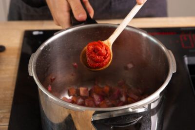 Das Tomatenmark hinzugeben.