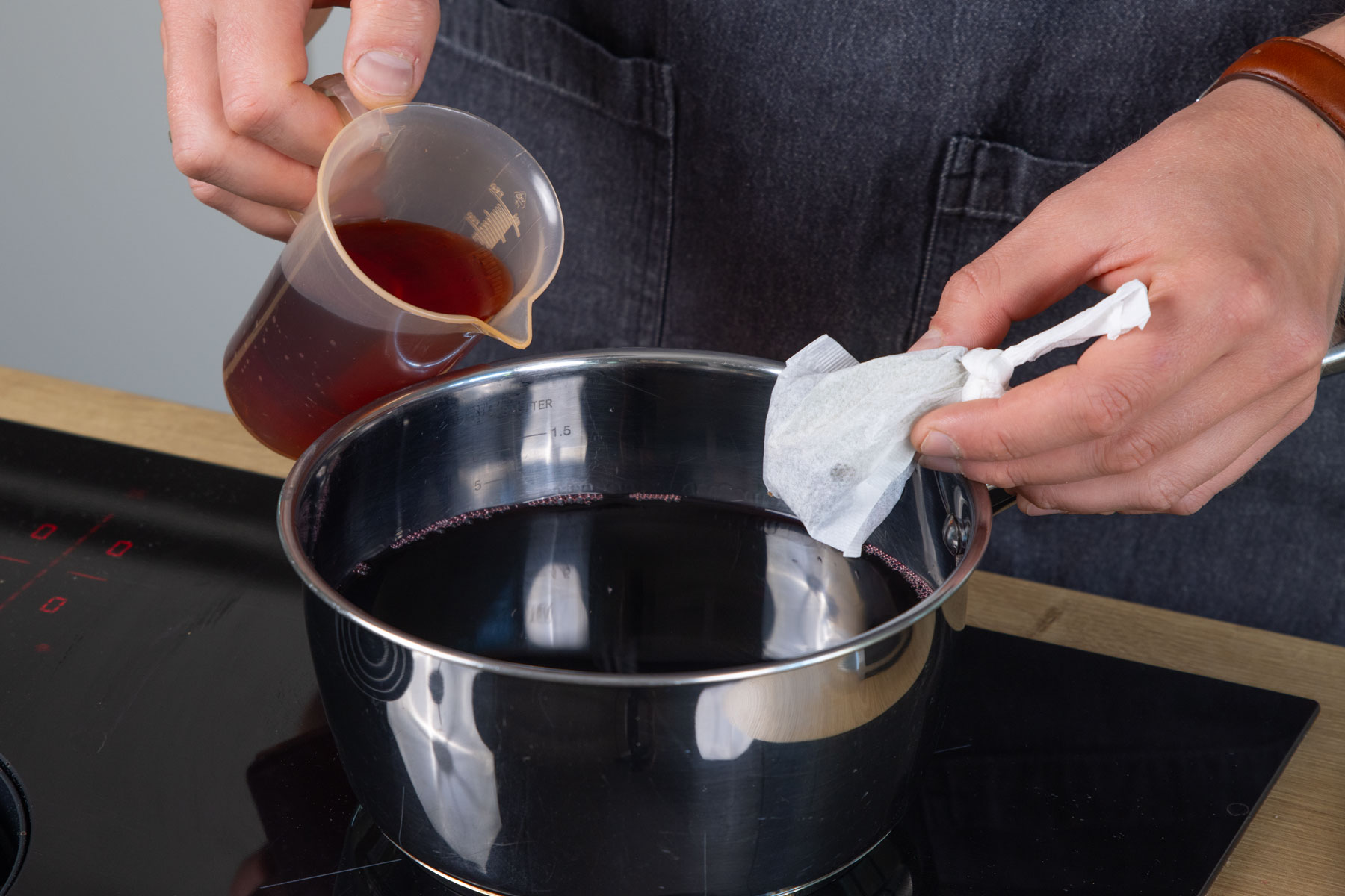 Rotweinessig udn Rotwein gemeisnam in einem Topf aufkochen.
