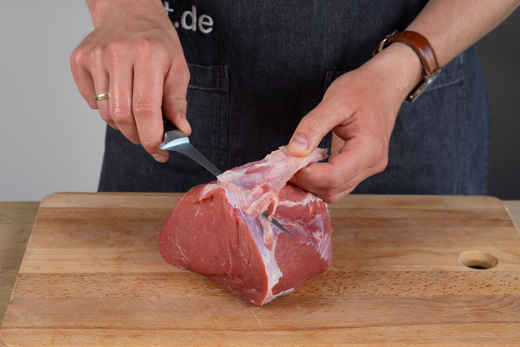 Den Braten abtupfen und nach Bedarf abtupfen.