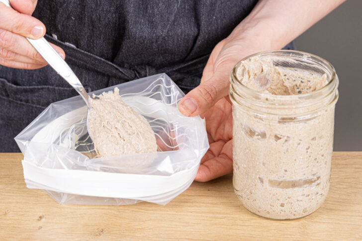 Sauerteig in Gefrierbeutel verpacken