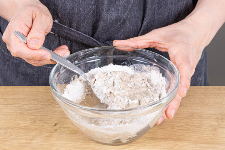 Sauerteig füttern