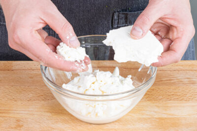 Joghurt und Feta in eine Schüssel geben