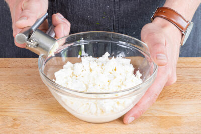 Knoblauch zum Feta pressen