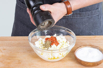 Feta-Dip würzen und gleichmäßig umrühren