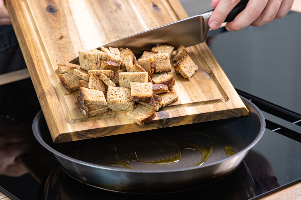 Schneller Brotsalat mit Feta | Rezept