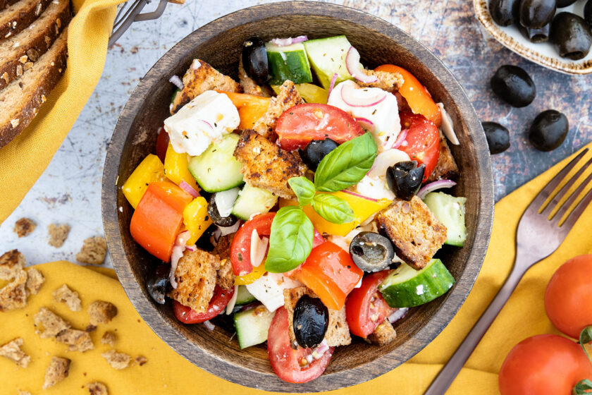 Schneller Brotsalat mit Feta