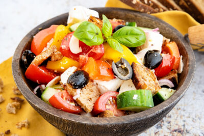 Schneller Brotsalat mit Feta