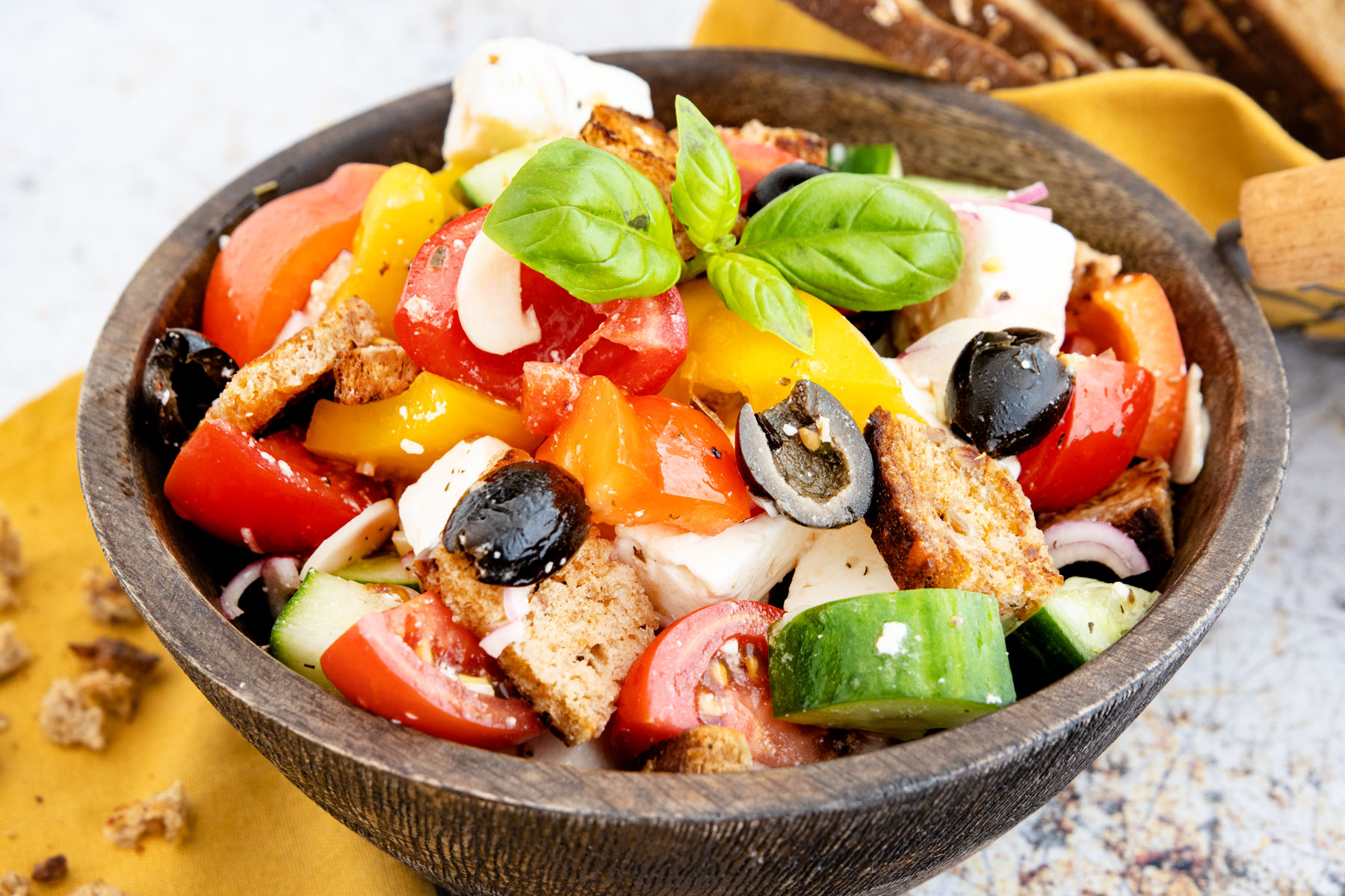 Schneller Brotsalat mit Feta