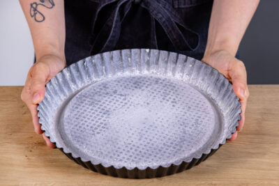 Obstkuchenform einfetten & bemehlen