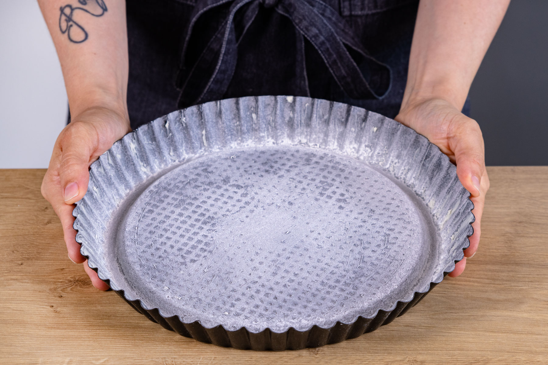 Obstkuchenform einfetten & bemehlen