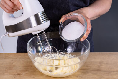 Butter mit Zucker aufschlagen