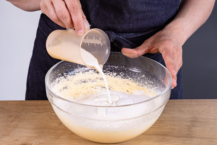 Milch dazugießen