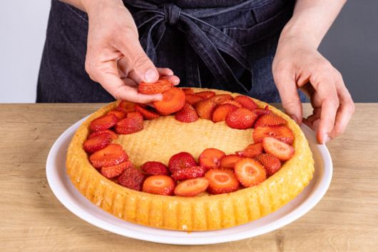 Erdbeeren auf Obstboden verteilen